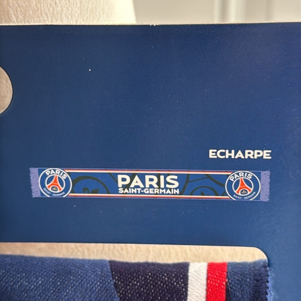 PARIS - NWT. ST GERMAIN Football Club Scarf. - Picture 3 of 4